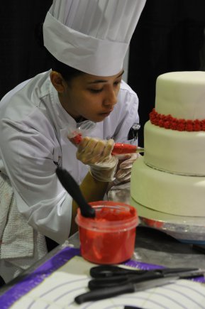 decorating_cake